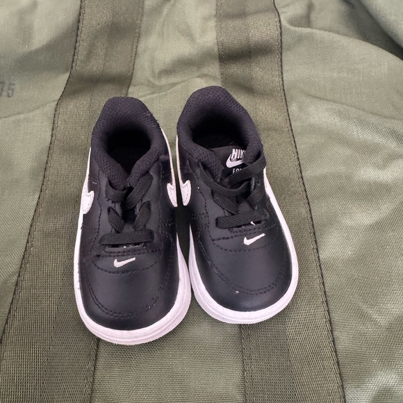 Toddler 4c gently used sneakers. - Picture 2 of 2